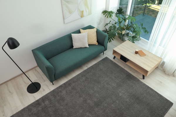 Ein modernes Wohnzimmer mit Couch und Beistelltisch