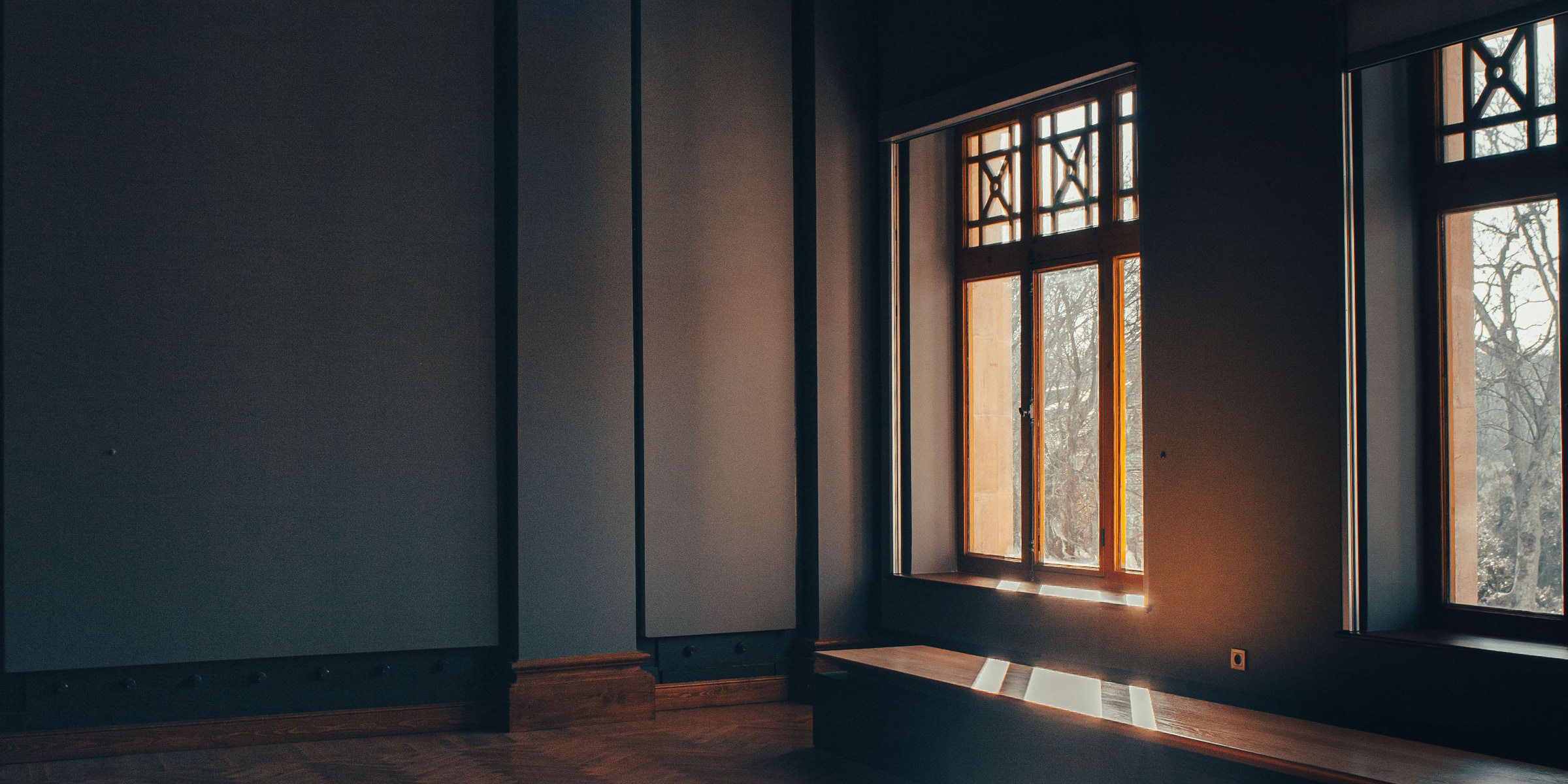 Leeres Zimmer mit Fenstern, Sonnenlicht auf dem Parkett