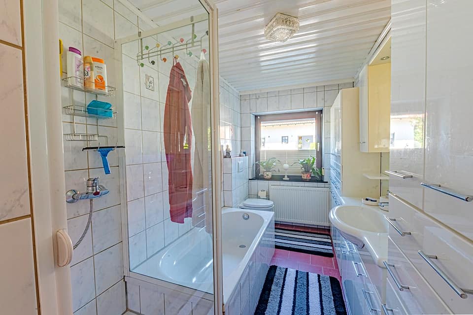 Badezimmer mit Badewanne, Duschkabine und Waschtisch