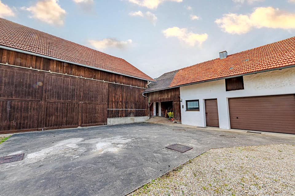 Hof zwischen Wohnhaus, Scheune und zwei Garagen