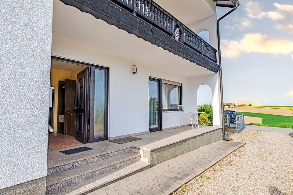 Hauseingang mit Vordach und Terrassenzugang an der Südseite