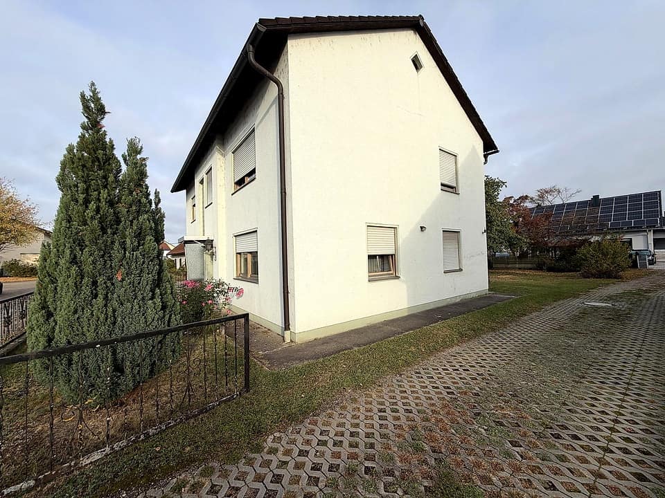 05_Giebelseite_mit_Zuwegung — Einfamilienhaus, 167 m² in Straubing
