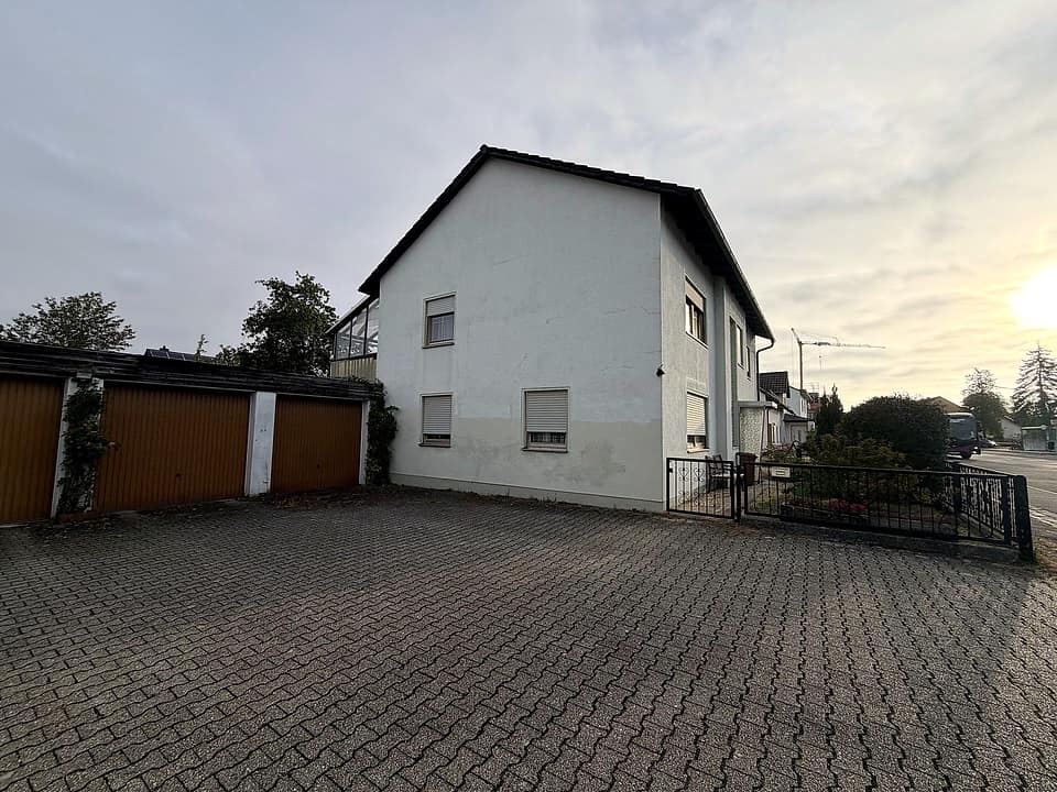 06_Hof_mit_Garagen — Einfamilienhaus, 167 m² in Straubing