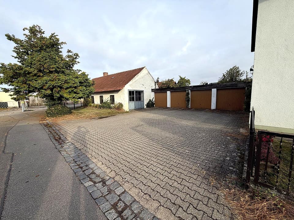 07_Hofzufahrt_Garagenzeile — Einfamilienhaus, 167 m² in Straubing