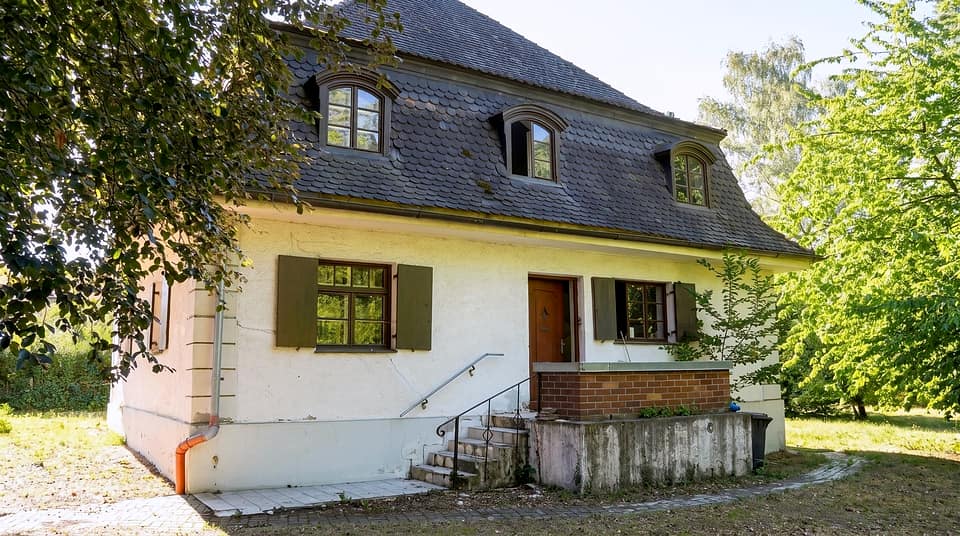 Rückseite des Hauses mit Mansarddach, Gaubenfenstern und Außentreppe