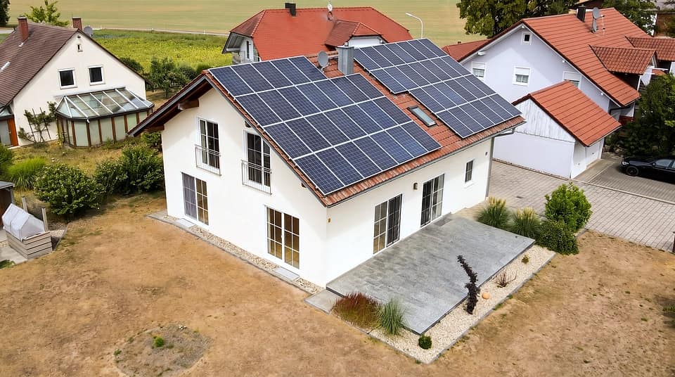 Luftbild des freistehenden Einfamilienhauses in Laberweinting mit Photovoltaik auf dem Satteldach