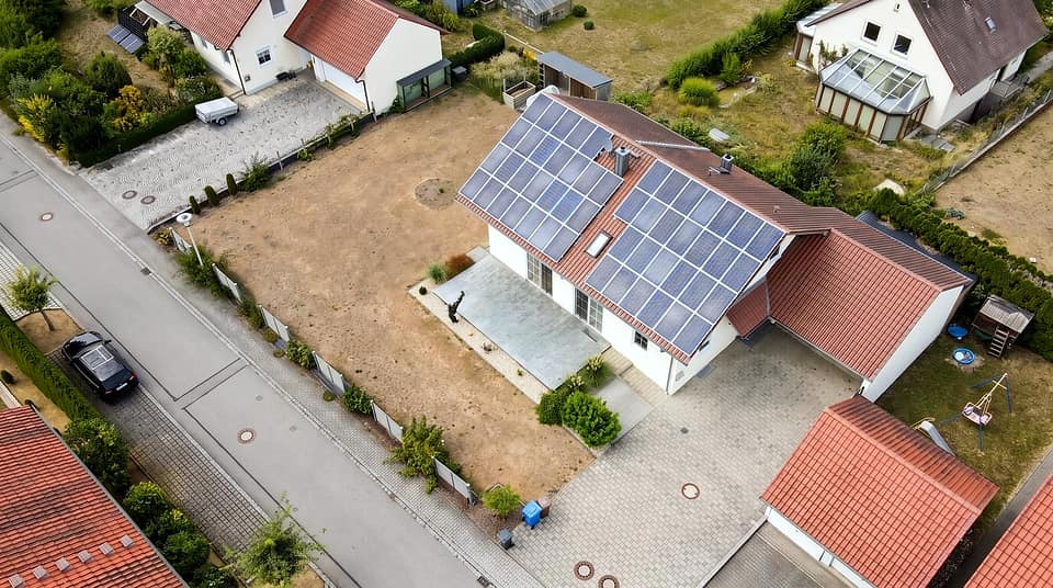 Luftbild von oben mit Grundstück, Zufahrt und Nachbarbebauung