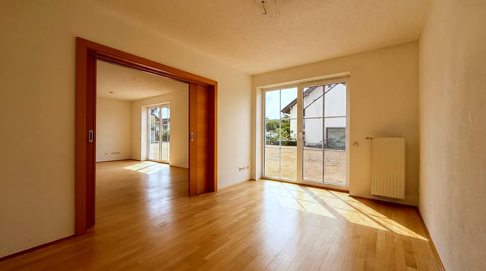 Zimmer mit Parkett, Flügeltür zum Nachbarraum und Terrassenzugang