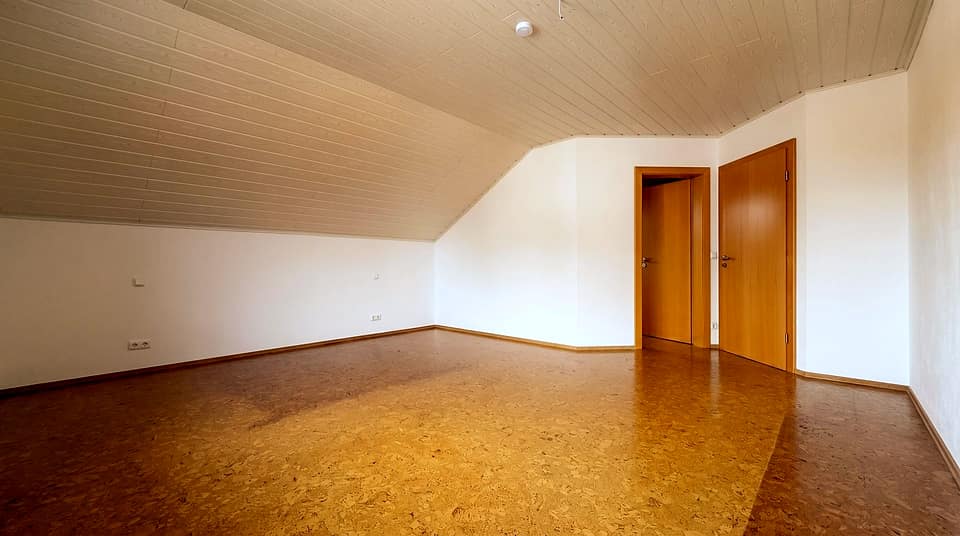 Dachzimmer mit Schräge, Korkboden und zwei Türen