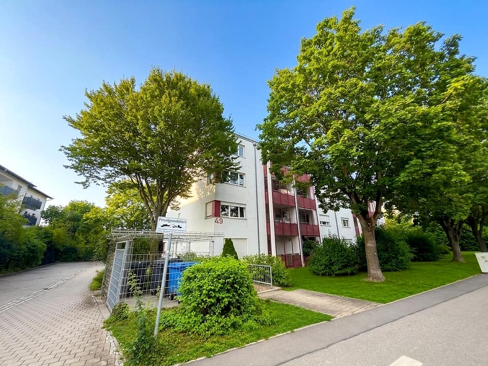 Wohnanlage in Straubing mit begrünter Außenanlage und Zuweg zum Hauseingang