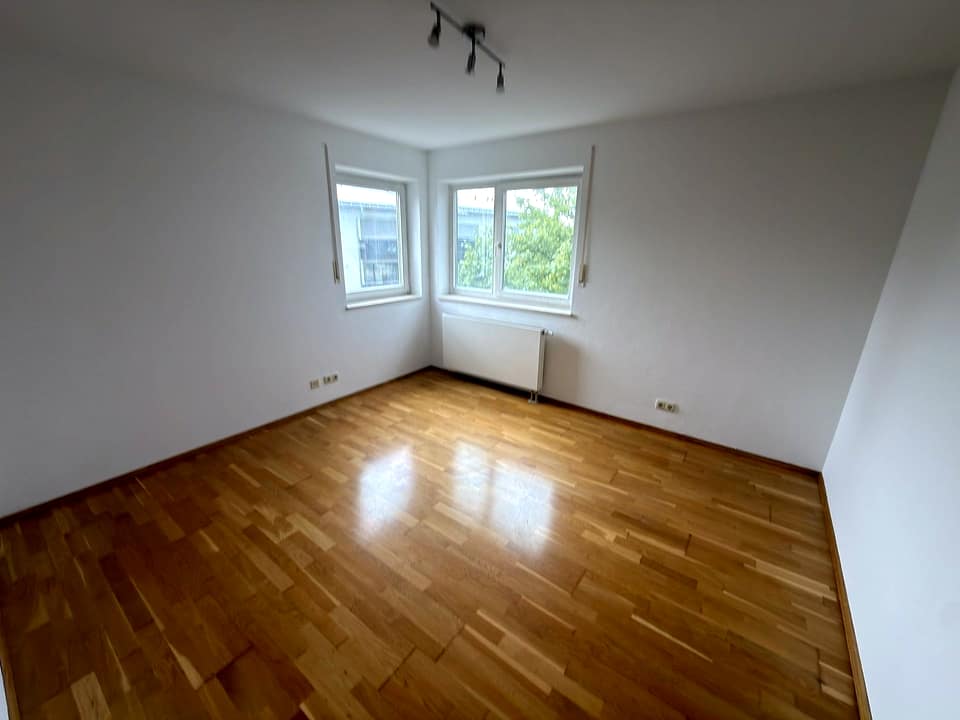 Zimmer mit Parkett und Eckfenster nach zwei Seiten