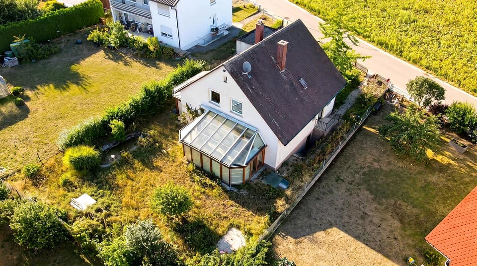 Luftbild des freistehenden Einfamilienhauses in Laberweinting mit angebautem Wintergarten