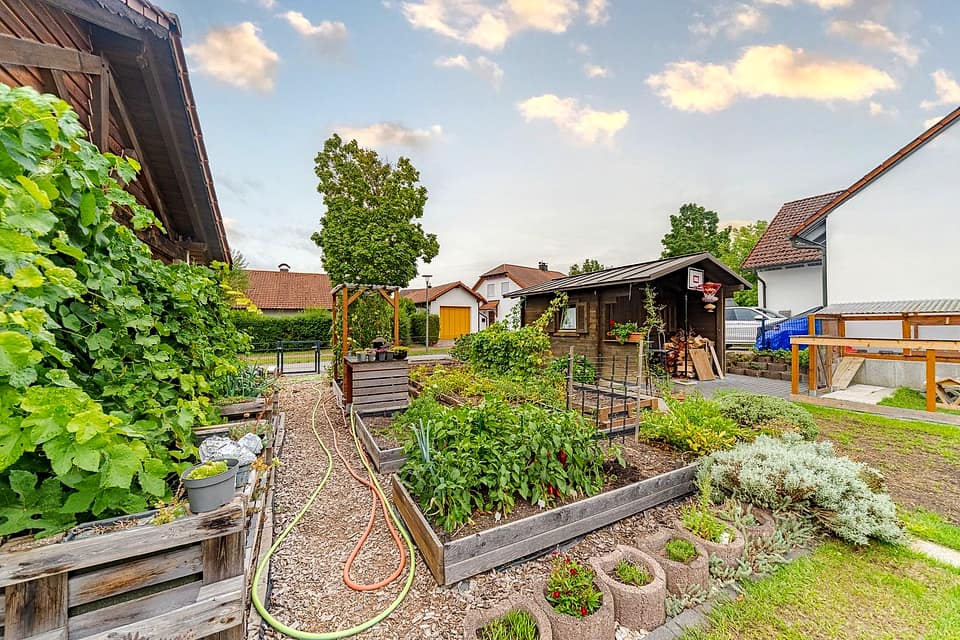 02 Gartenflaeche mit Gartenhaus — Grundstück, 565 m² in Geiselhöring