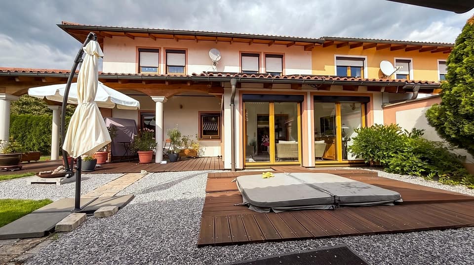 Terrasse mit Whirlpool — Doppelhaushälfte, 140 m² in Straubing