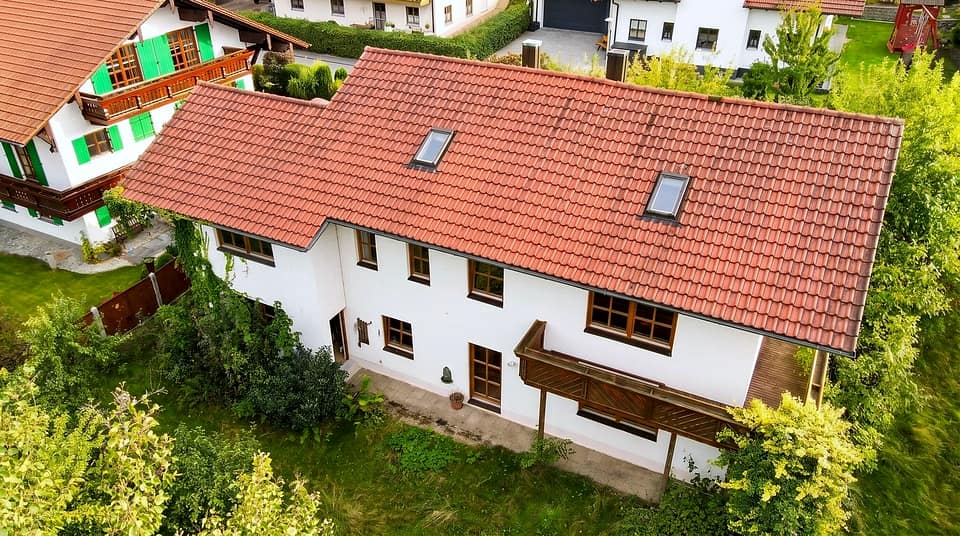 01_Titelbild_Luftaufnahme_Hausansicht_mit_Balkon — Einfamilienhaus, 127 m² in Haibach