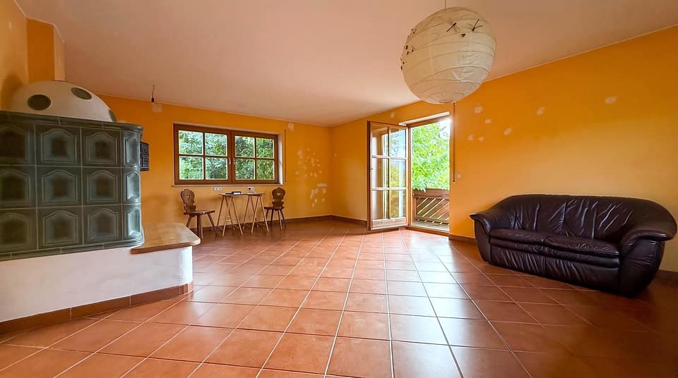 09_Wohnzimmer_mit_Kachelofen — Einfamilienhaus, 127 m² in Haibach