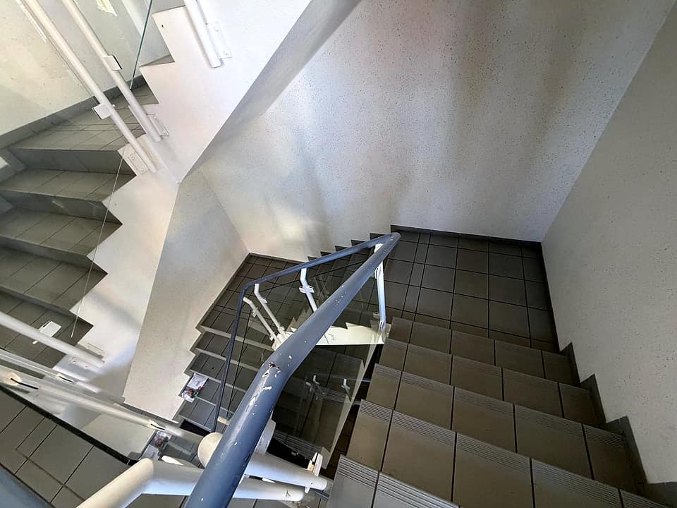 10_Treppenhaus — Etagenwohnung, 44 m² in Straubing