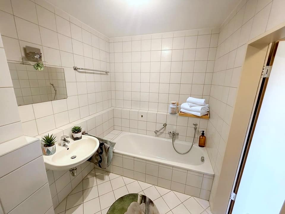 08_Bad_mit_Wanne - KI-generiert — Etagenwohnung, 44 m² in Straubing