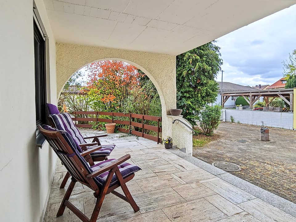 Überdachter Freisitz am Eingang — Einfamilienhaus, 145 m² in Atting