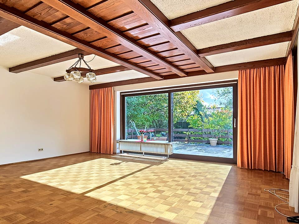 Wohnzimmer mit Terrassenfenster — Einfamilienhaus, 145 m² in Atting