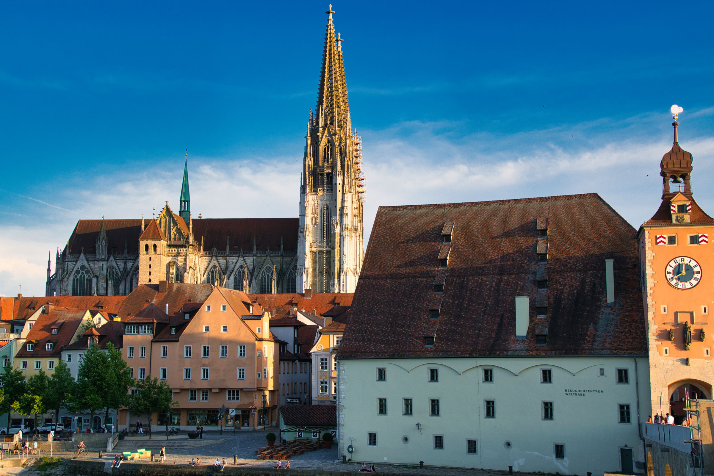 Der Regensburger Dom über den Dächern der Altstadt an der Donau