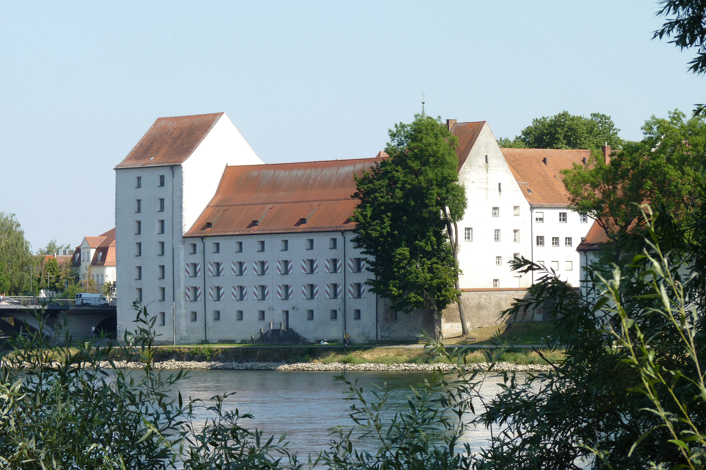 Das Herzogsschloss Straubing am Ufer der Donau