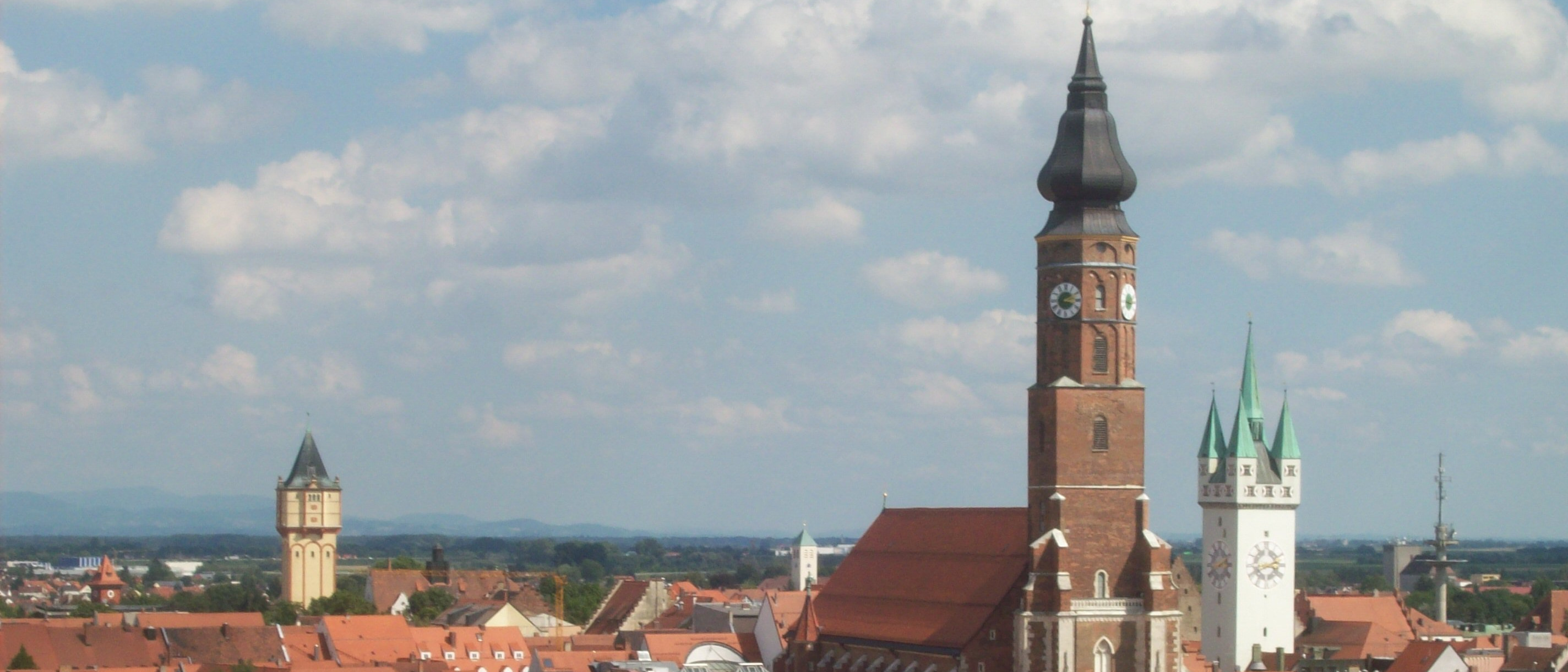 Blick über die Altstadt von Straubing mit dem Turm der Basilika St. Jakob und dem weißen Stadtturm