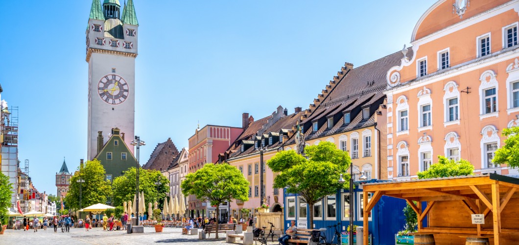 Theresienplatz in Straubing bei sonnigem Wetter